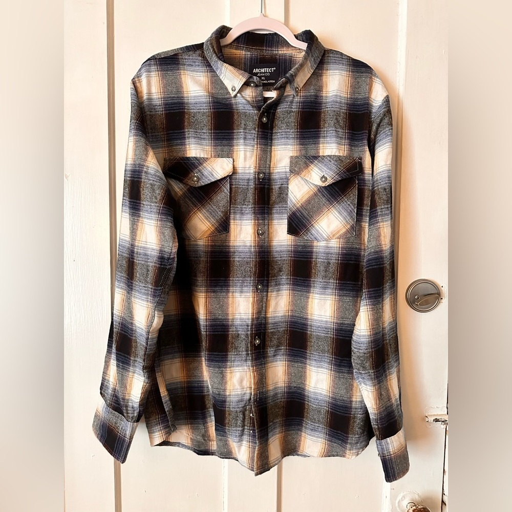 MEN’S plaid button down